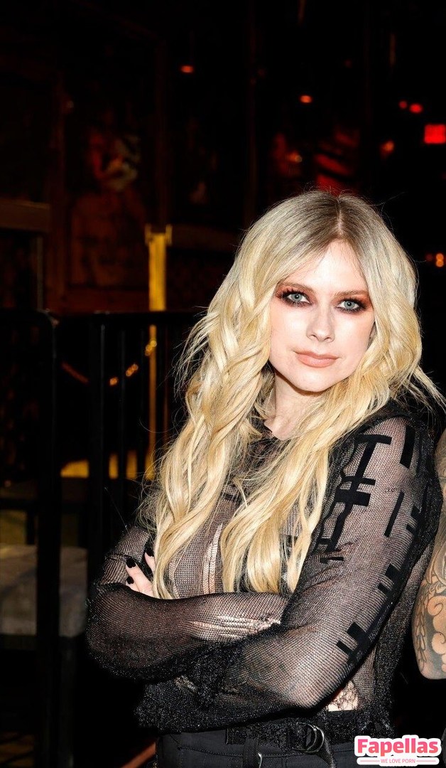 Avril Lavigne's Nude Photo Guide