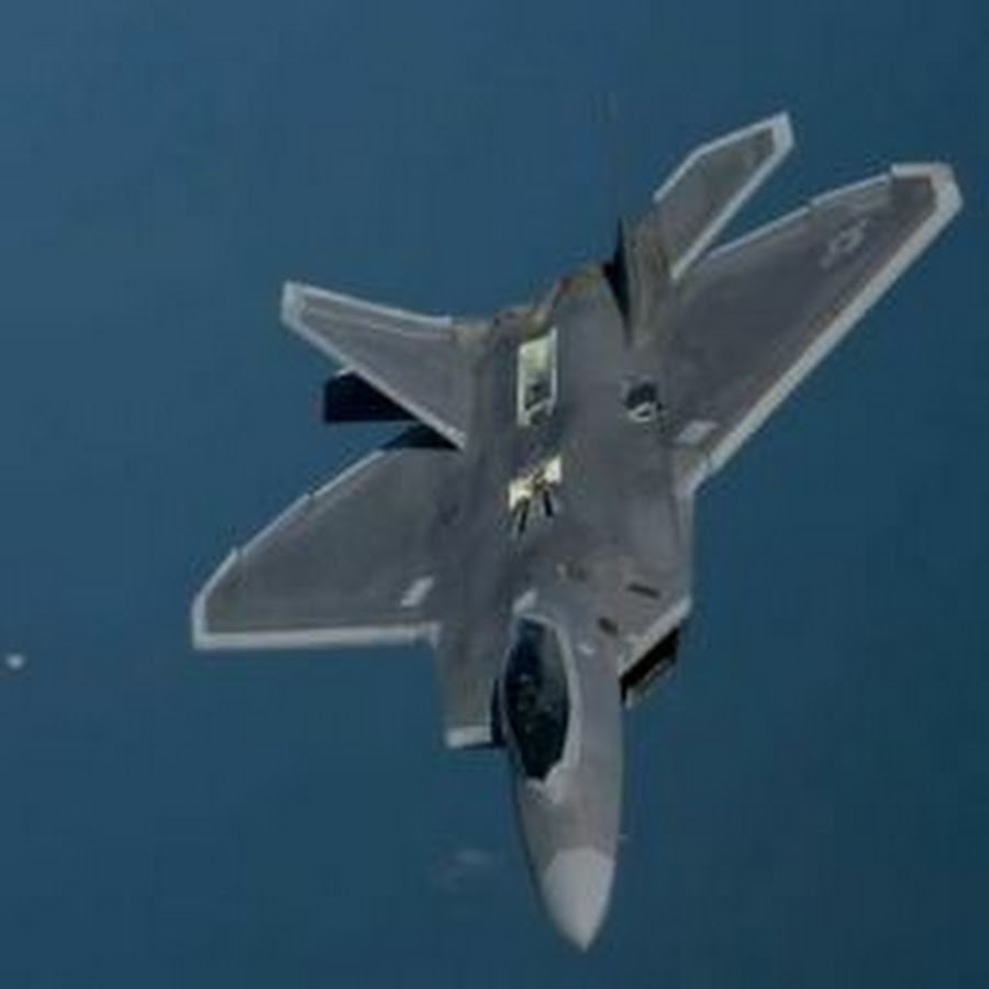 B2 Next To F22 Rapter: Air Battle Showdown