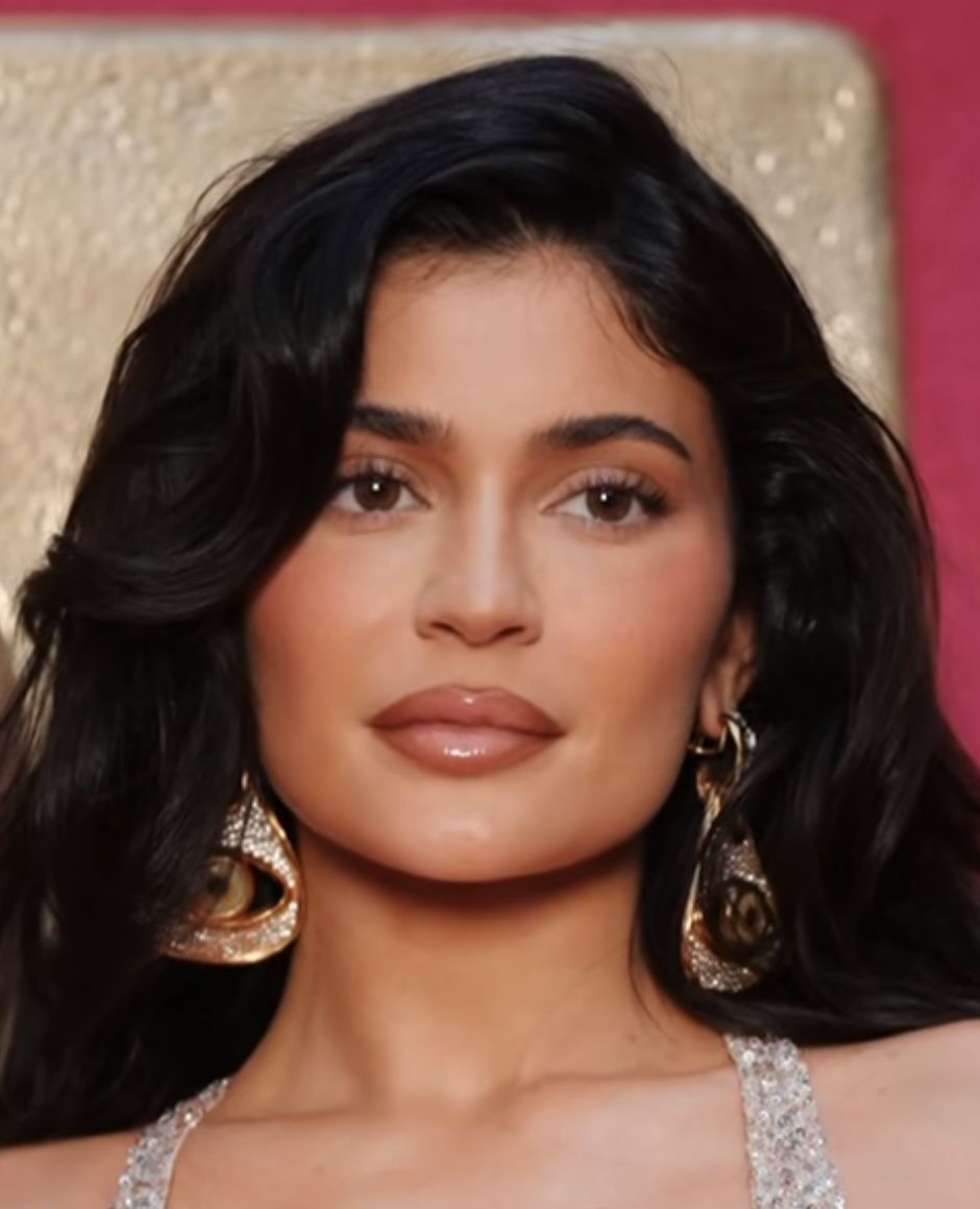 Download Kylie Jenner Done Up In Head To Toe Glam Wallpapers Com