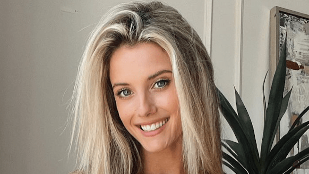 Lindsay Brewer In Bathing Suit Says Amp Quot Aloha Amp Quot Celebwell