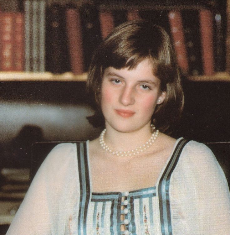 Princess Diana Amp 39 S Most Memorable Hairstyles Through The Years See Her